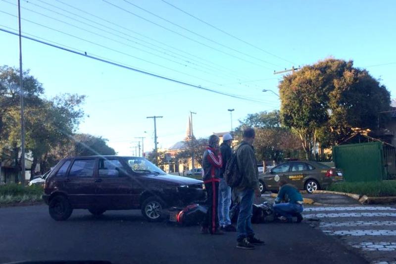 Acidente envolvendo carro e moto afeta trânsito em Santa Cruz