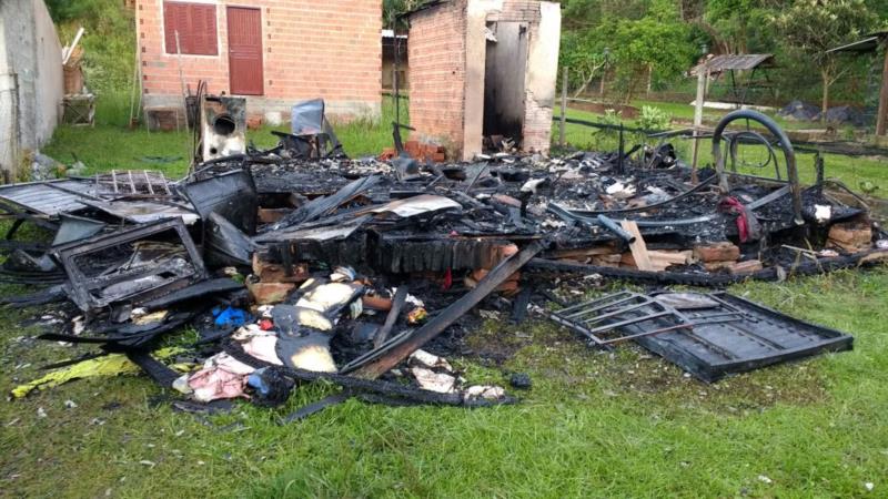 Casa de madeira é destruída por incêndio no Bairro Esmeralda