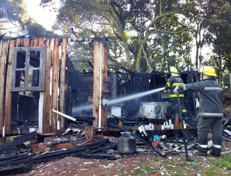 Casa é consumida por incêndio em Santa Cruz