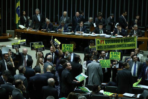 Câmara aprova PEC dos Gastos Públicos em primeiro turno