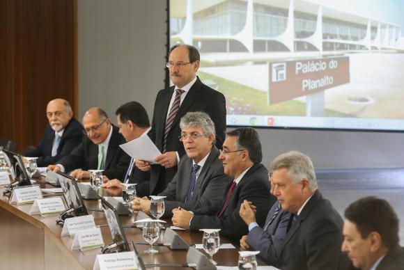 Governadores e Temer fecham acordo para repasse de multas da repatriação