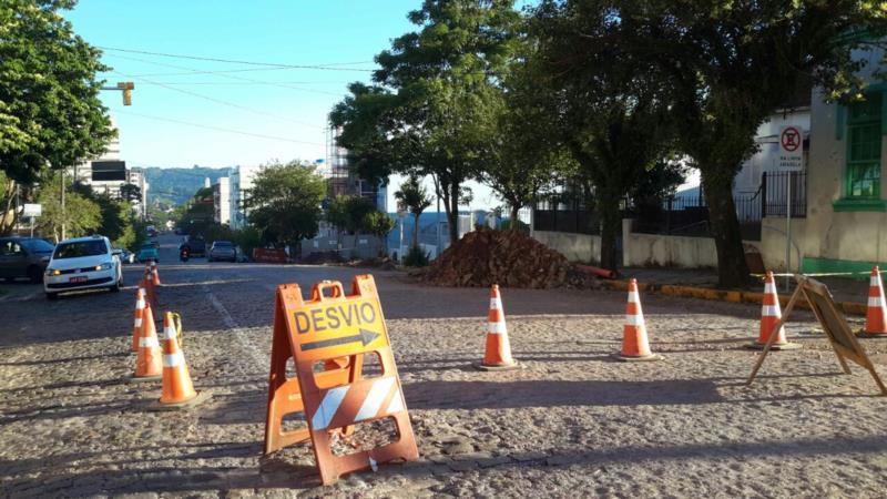 Em obras, Thomaz Flores está em meia pista