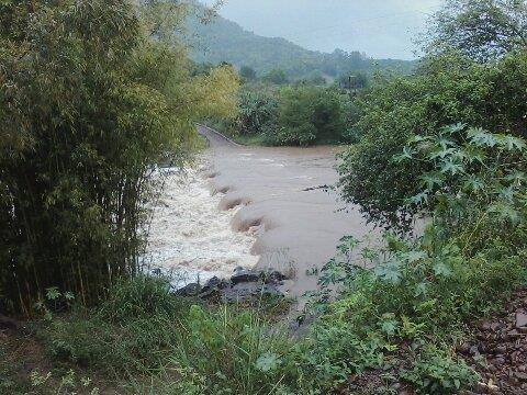 Deslizamentos de terra e quedas de árvores bloqueiam estradas em Sinimbu