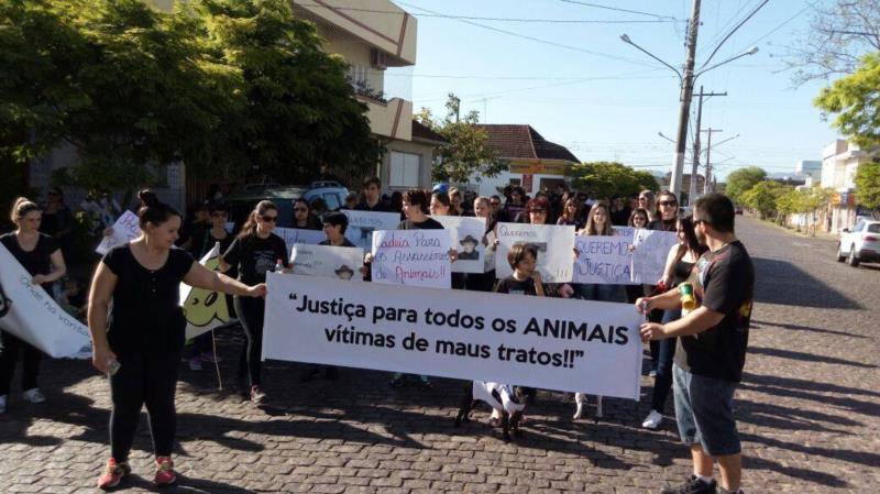 Dezenas protestam por morte de cachorro em Candelária