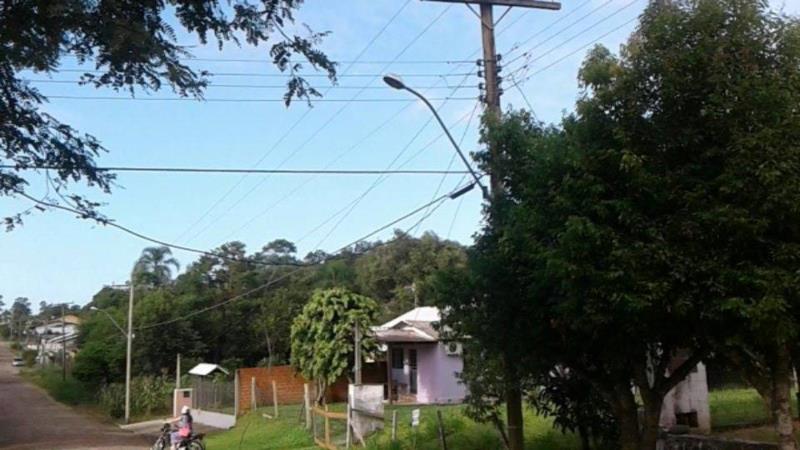 Caminhão arrebenta fios e deixa rua sem luz