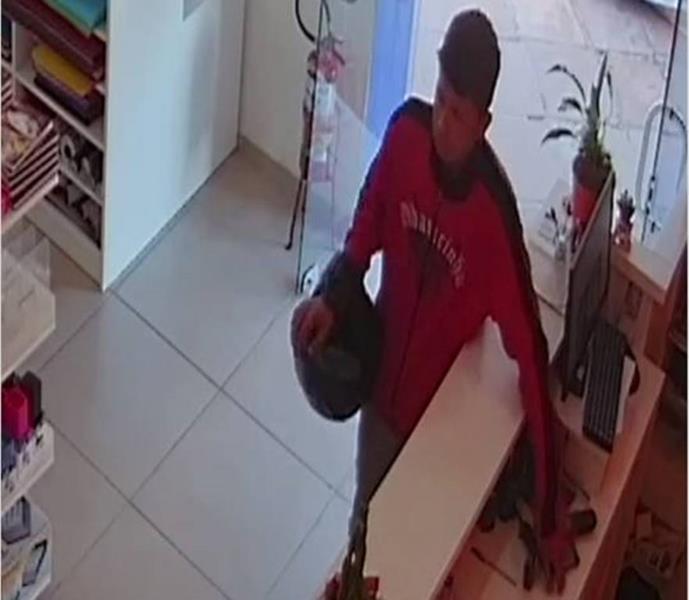 Homem furta celular em papelaria de Vera Cruz