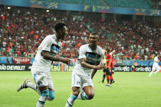 Grêmio volta a vencer fora de casa e encosta no G-6