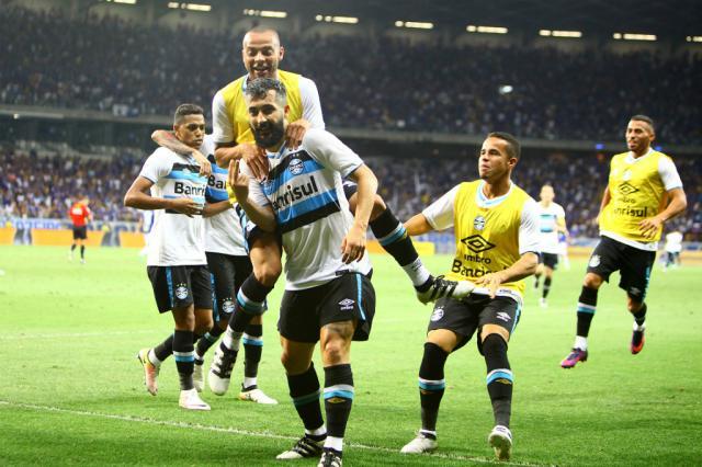 Luan e Douglas marcam e colocam Grêmio em vantagem na Copa do Brasil