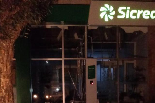 Quadrilha explode três agências bancárias e faz cordão humano em Encruzilhada do Sul