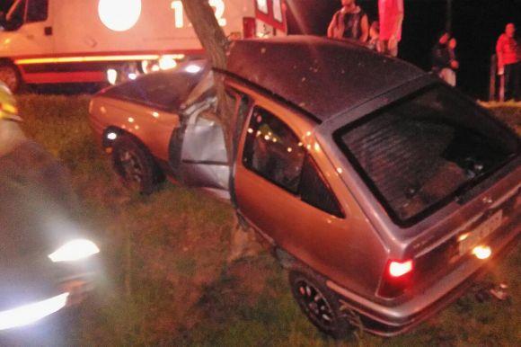 Jovens ficam feridos após carro colidir em árvore em Venâncio Aires