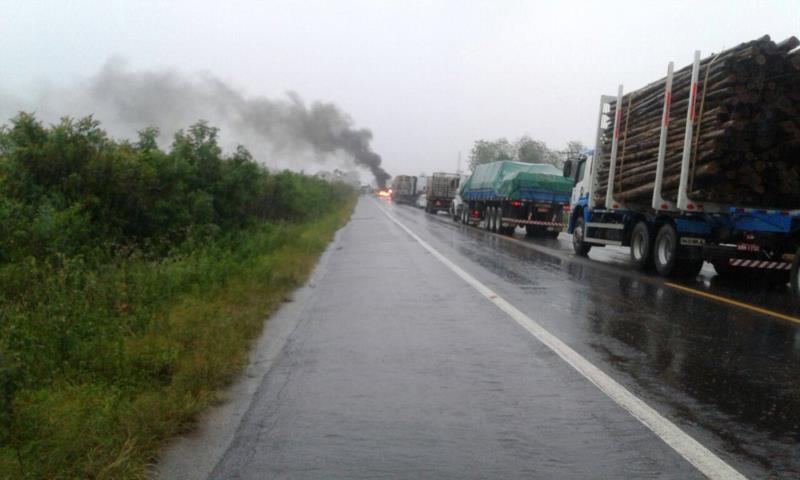 Moradores bloqueiam dois trechos da BR-290 em Pantano Grande