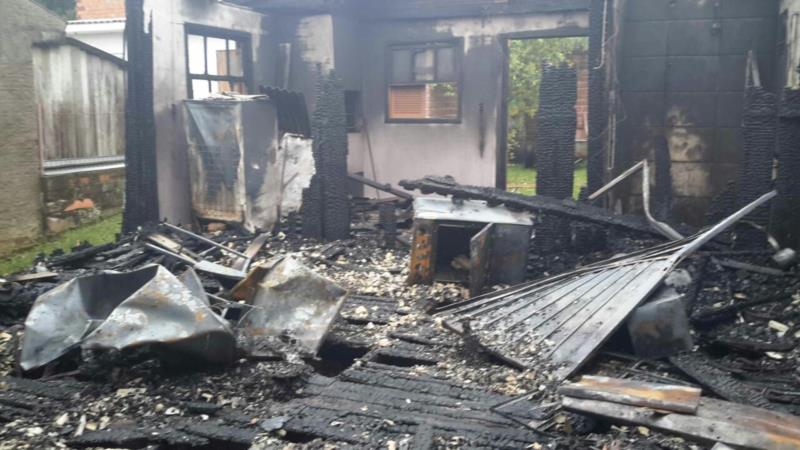 Incêndio destrói casa no Bairro Ohland