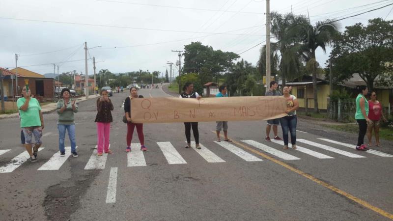 Moradores do Viver Bem bloqueiam rua e cobram melhorias