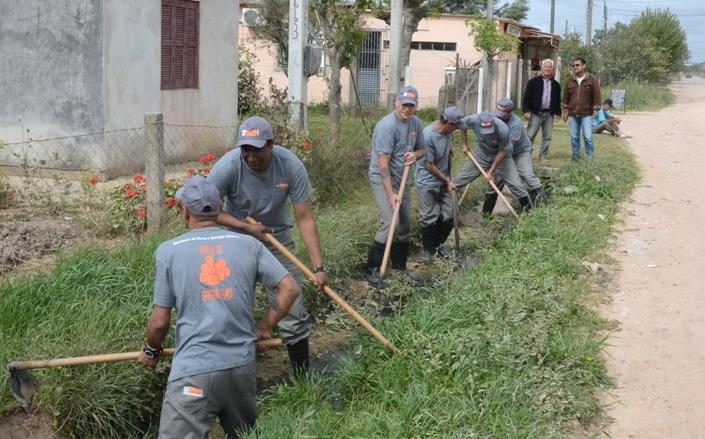 Pelotas utiliza detentos do semiaberto na limpeza do município