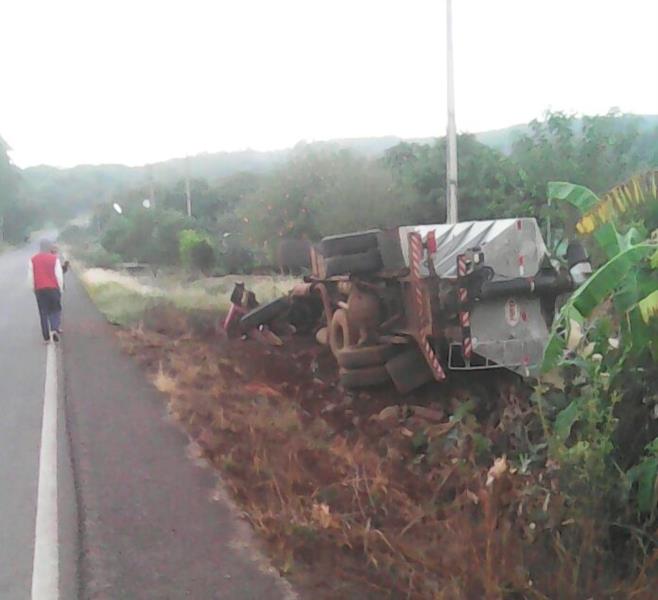 Caminhão tomba e bloqueia trânsito na ERS-405