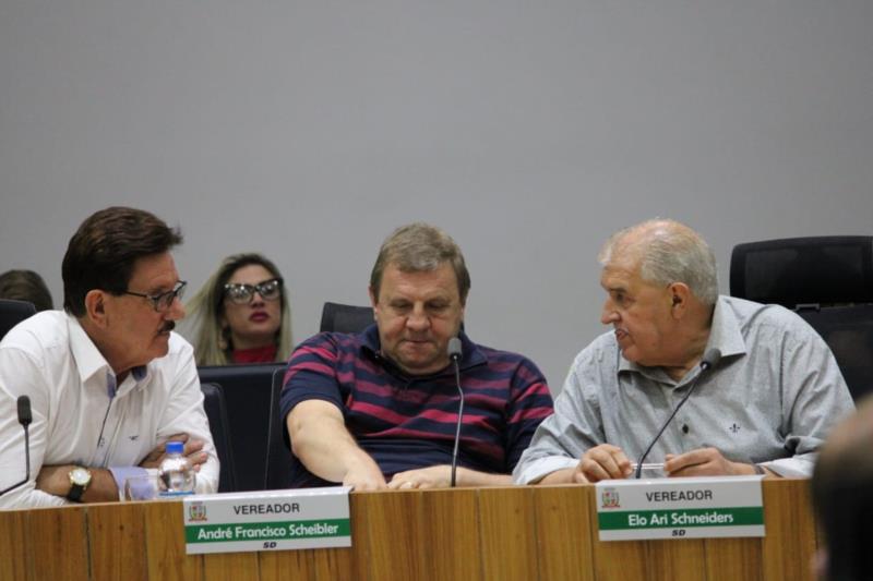 Vereadores acolhem requerimentos que podem cassar mandatos de Alceu Crestani e Elo Schneiders
