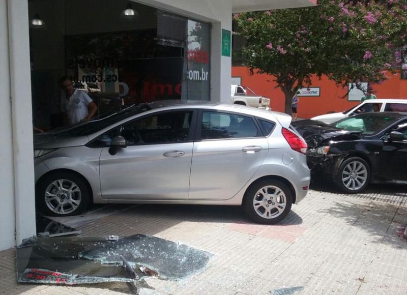 Carro invade imobiliária após acidente em Santa Cruz