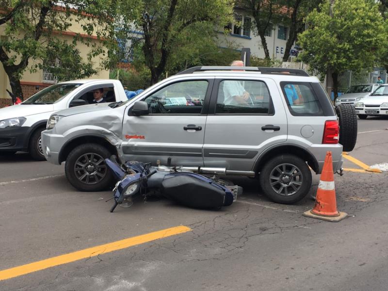 Acidente entre carro e moto deixa uma pessoa ferida em Santa Cruz