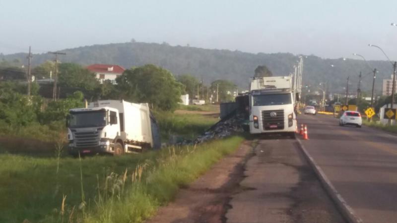 Caminhão bloqueia trânsito na BR-471