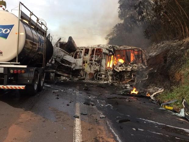 Acidente com ônibus deixa 20 mortos no Paraná