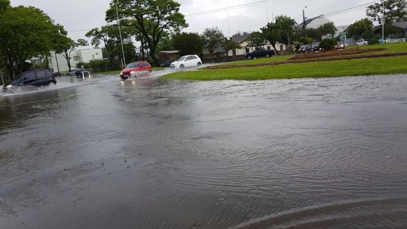 Chuva alaga pontos em Santa Cruz