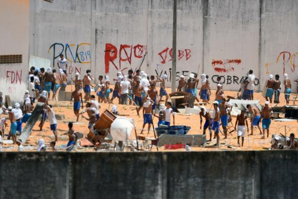 Vídeo mostra presos em Alcaçuz supostamente queimando corpos em fogueiras