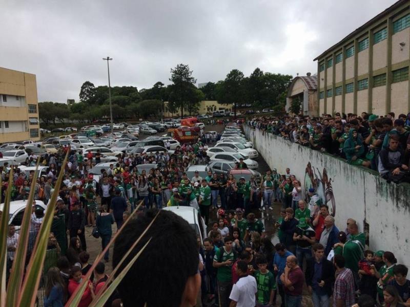 Torcedores da Chapecoense cercam estádio e fazem corrente de oração