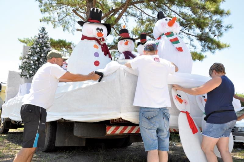 Desfile espalha magia do Natal em Vera Cruz