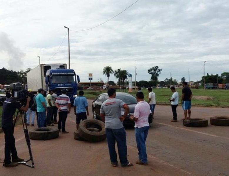 Caminhoneiros protestam contra preço do diesel e do frete no RS