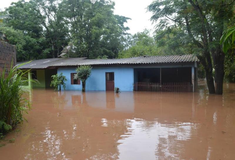 Chuva causa estragos e alagamentos em Candelária