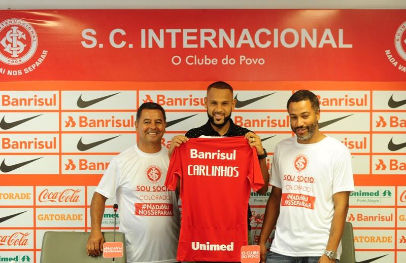 Inter apresenta lateral Carlinhos