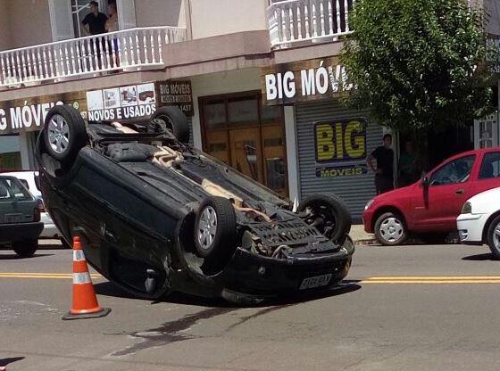 Carro bate em veículo parado e capota em Santa Cruz