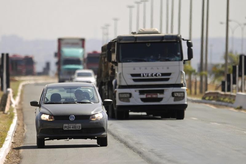 Justiça libera aplicação de multas por farol desligado nas rodovias