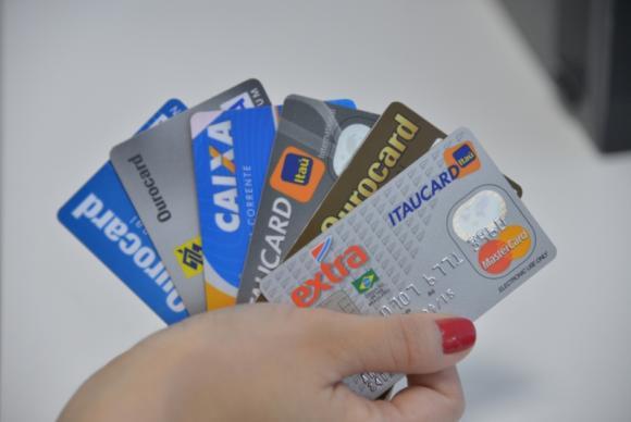 Juros do rotativo do cartão caem pela metade e atingem 233% ao ano