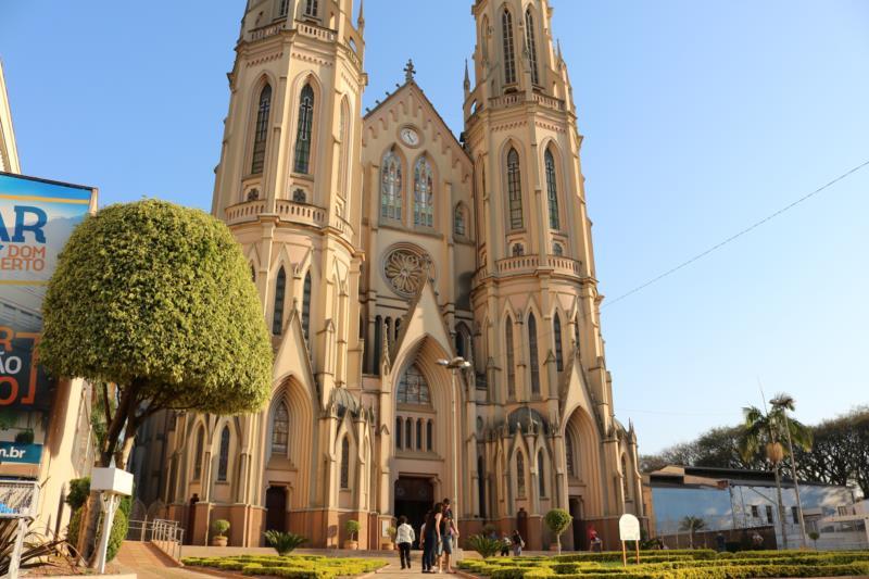 Vereadores derrubam veto ao projeto que preserva o paralelepípedo em frente à Catedral