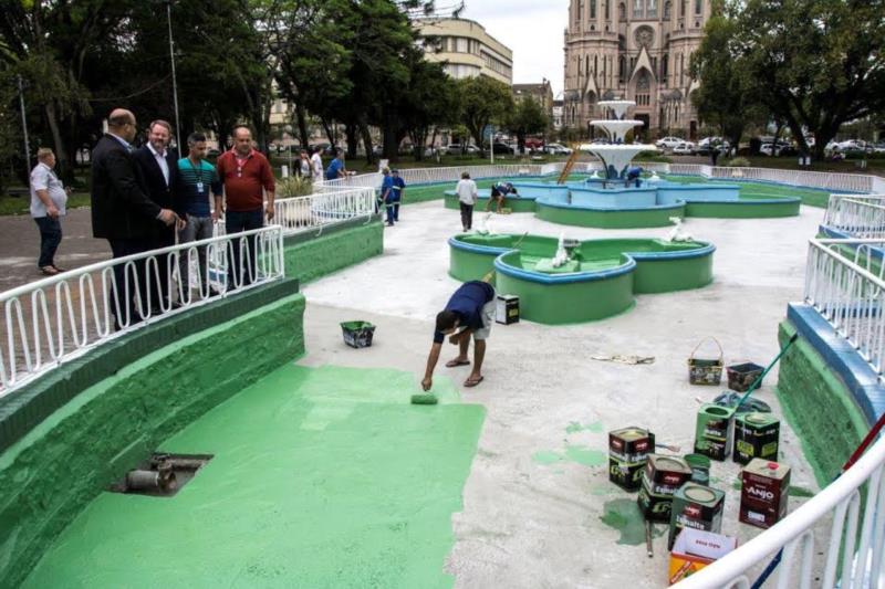 Chafariz da Praça Getúlio Vargas volta a funcionar com nova cor