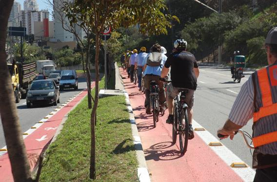 Maioria dos brasileiros quer menos espaço para carro e mais ciclovias