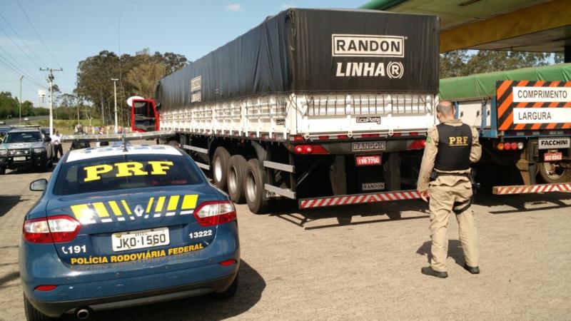 PRF e Receita Federal apreendem 400 mil maços de cigarros