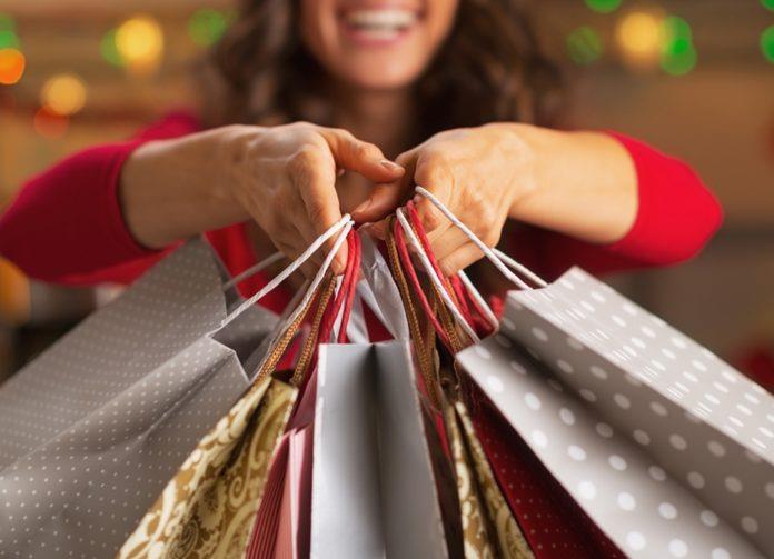 Mais da metade das pessoas vão usar 13º nas compras de Natal, segundo pesquisa