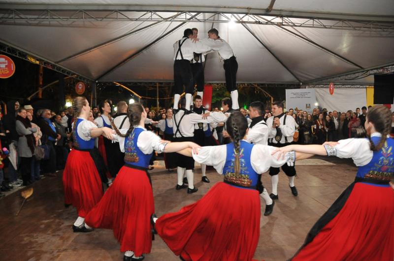 Bailes incrementam programação cultural da 32ª Oktoberfest