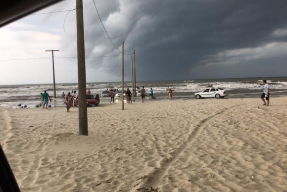 Santa Catarina é atingida por “tsunami” e temporal deixa uma criança morta