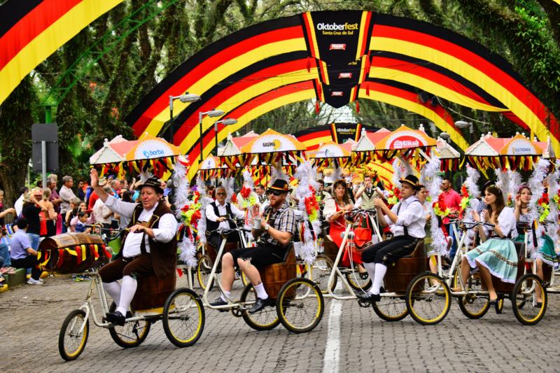 1,3 mil figurantes e oito alegorias participaram do último desfile da Festa da Alegria