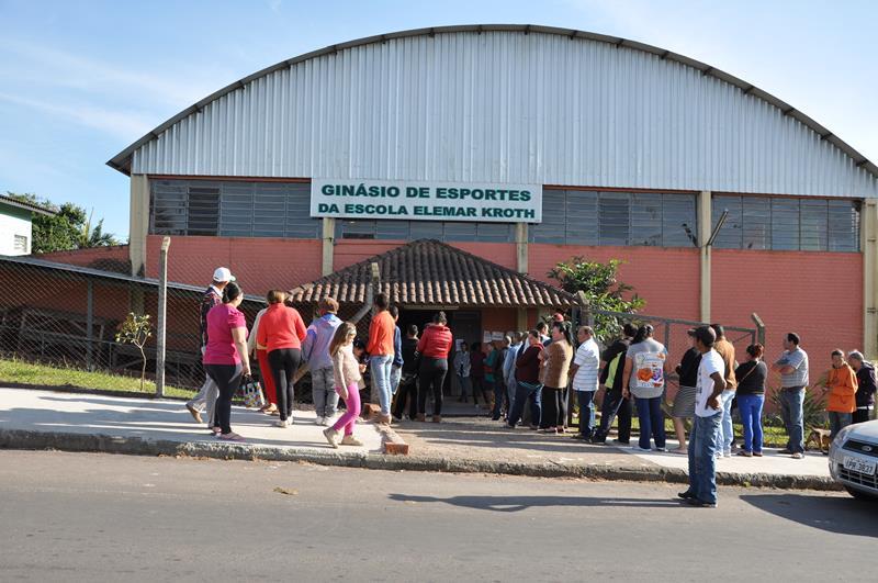 Vera Cruz registra filas no início da votação