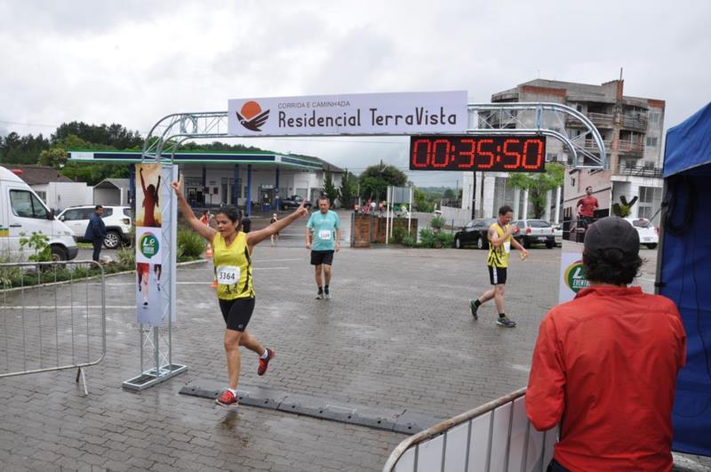 Atletas enfrentam chuva em corrida e caminhada