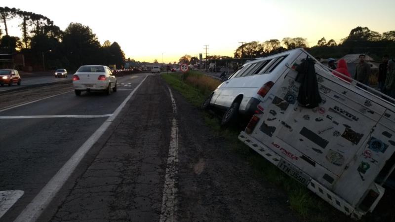 Condutor de van perde controle do veículo e sai da pista