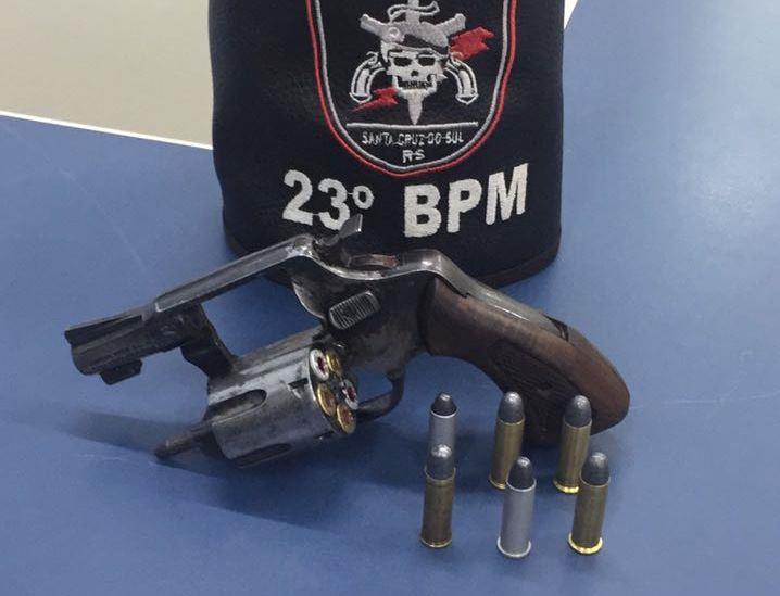 Dupla é presa com armas e munições no Bairro Progresso