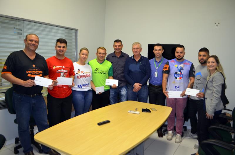 Sicredi reconhece espírito cooperativo e apoia equipes de gincana de Vera Cruz