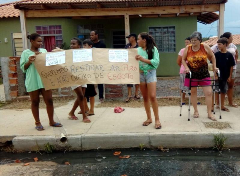 Moradores do Viver Bem protestam por vazamento de esgoto