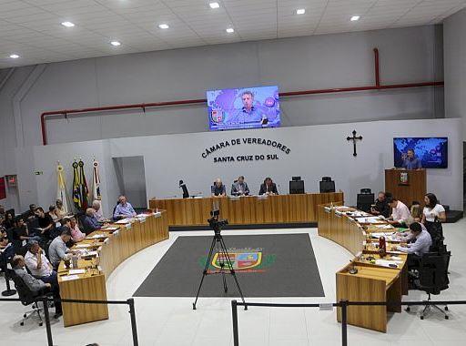 AO VIVO: Acompanhe a sessão da Câmara que analisa requerimentos contra Crestani e Schneiders