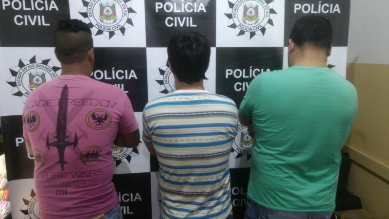 Polícia prende três suspeitos de roubo a residência
